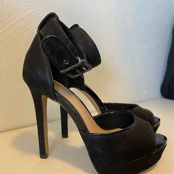 Black Gianni Bini platform heels - Picture 3 of 7